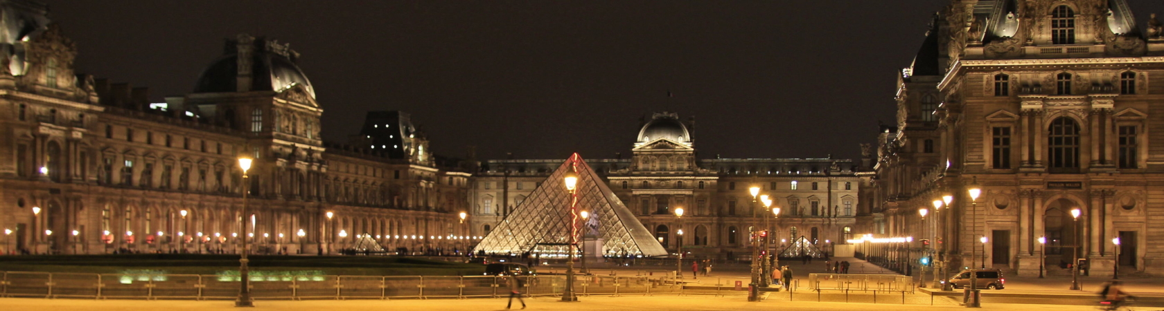 Paris Louvre bei Nacht