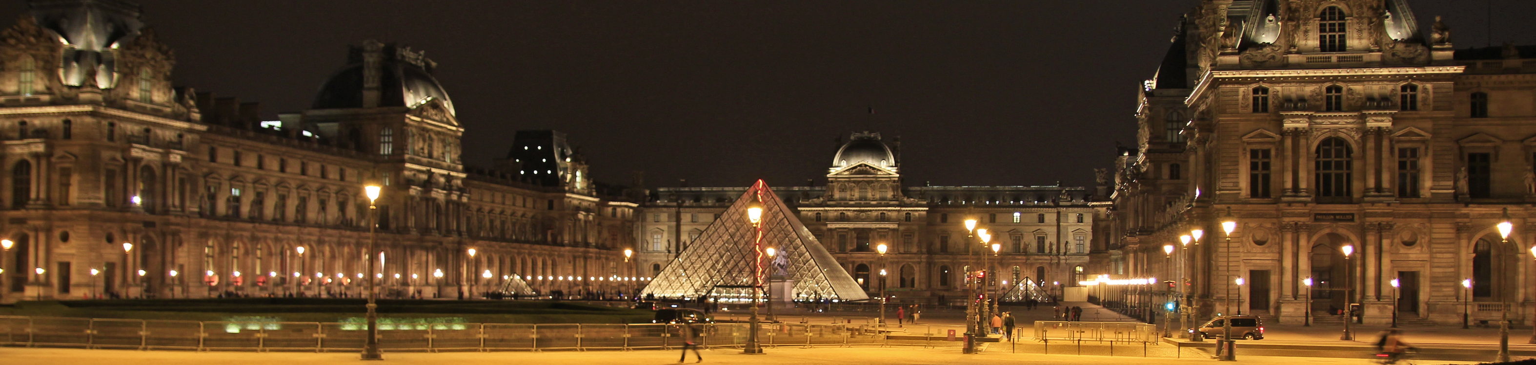 Paris Louvre bei Nacht