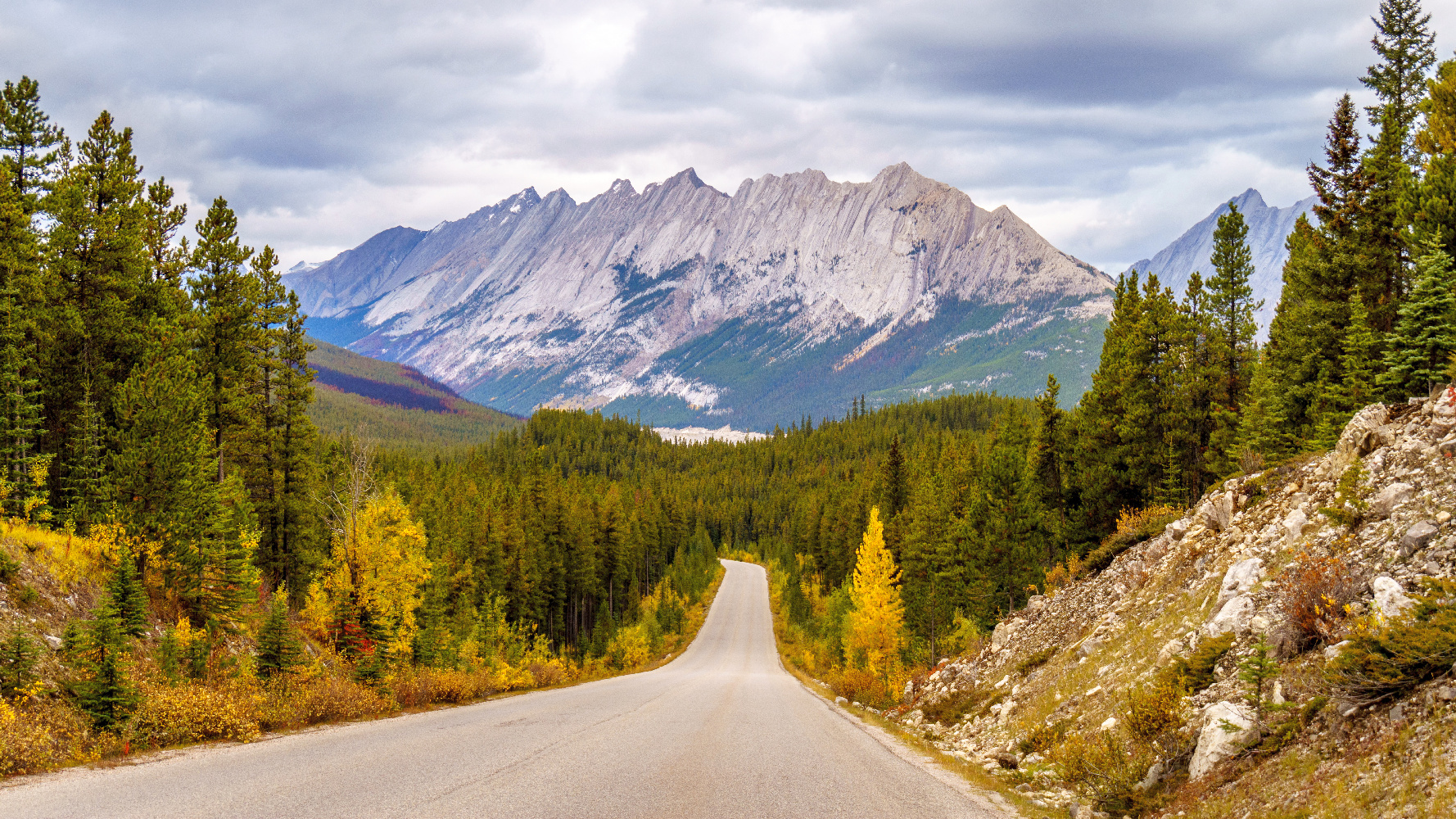 Colin Gebirge von Maligne Lake Road bei Jasper NP ©123RF