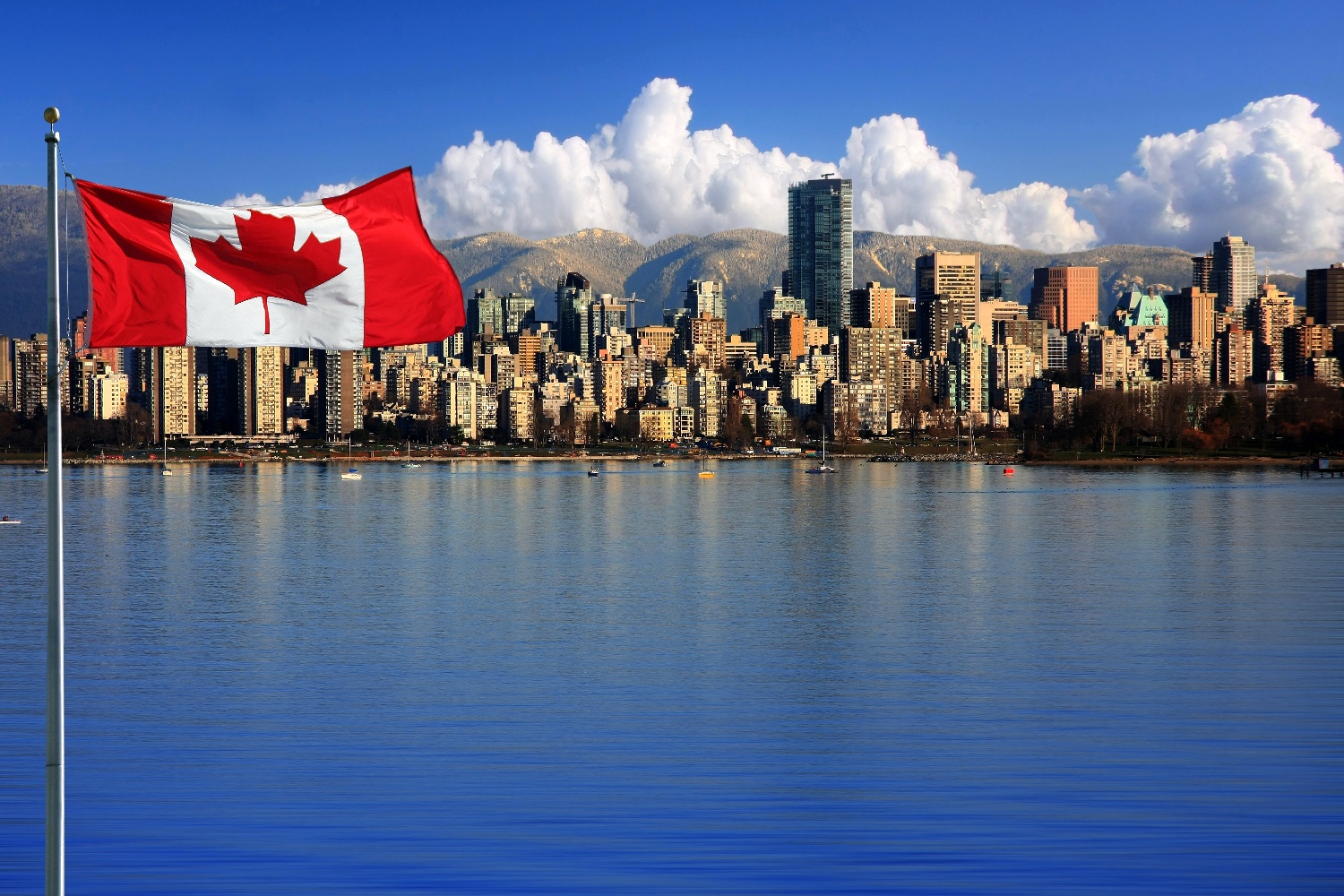 Vancouver Skyline mit Flagge ©123RF