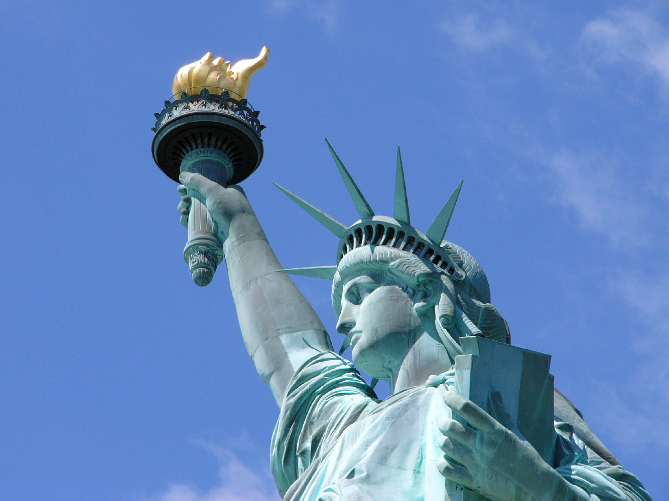 Freiheitsstatue vor blauem Himmel ©iStock