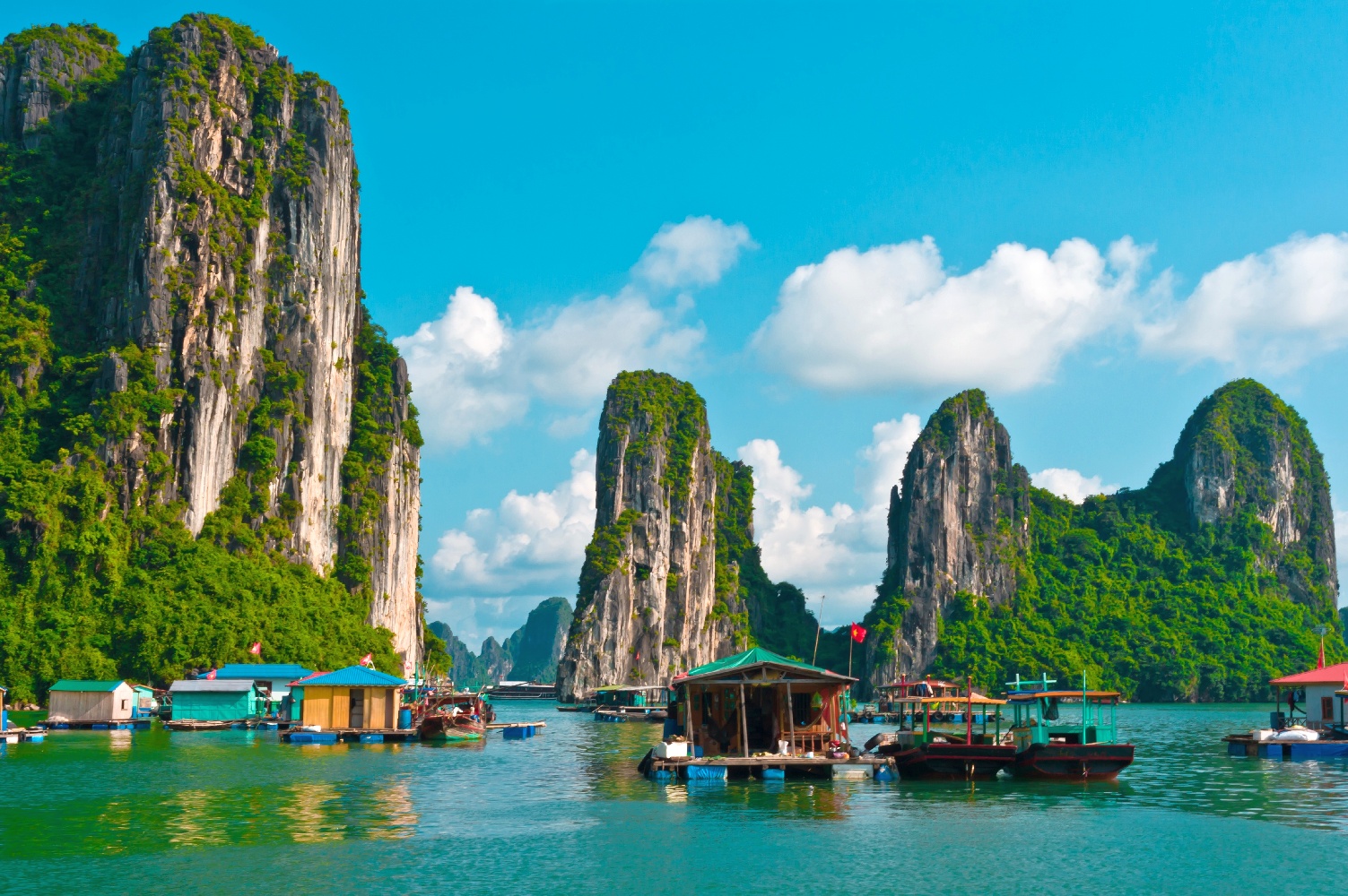 Schwimmende Fischerdorf in Halong Bay, Vietnam, Südostasien. © 123RF.com